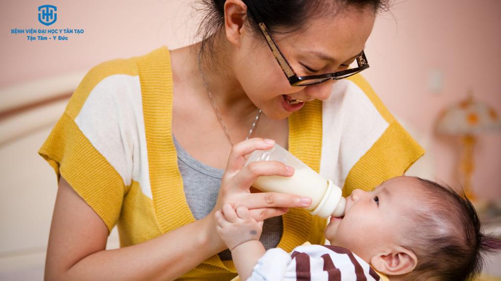 đổi sữa cho bé qua từng giai đoạn - nuôi con bằng sữa mẹ hay sữa công thức