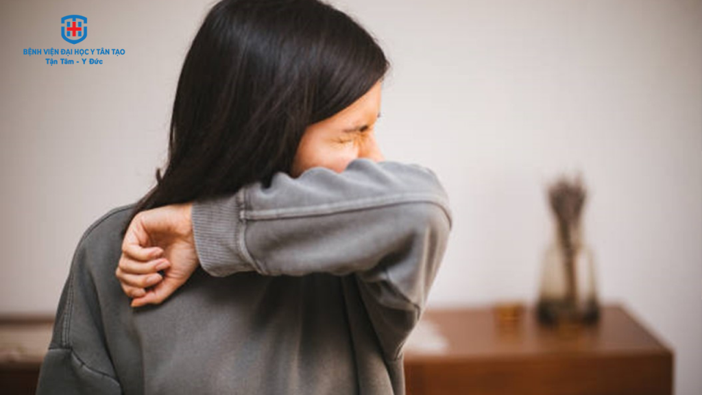 cách phòng ngừa cúm - che miệng mũi khi hắt hơi hoặc ho