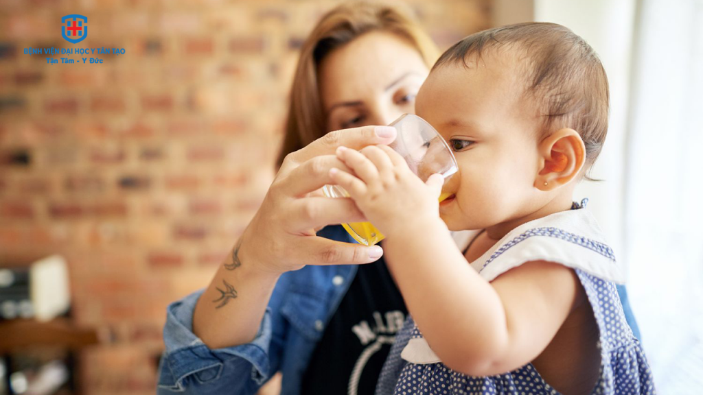 cho trẻ bù nước sau khi nôn